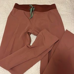 Figs maroon size small mauve scrub pant